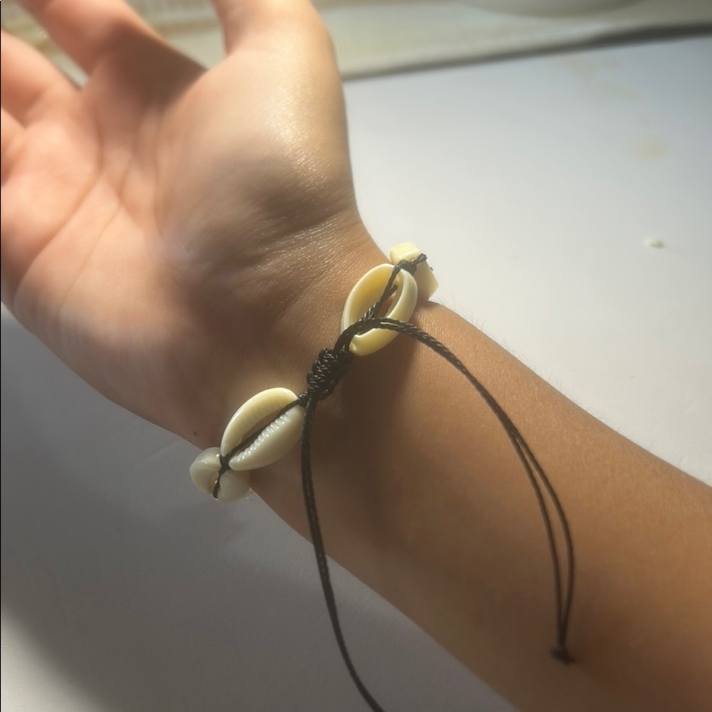 Cream Shell Bracelet - Picture 2 of 3